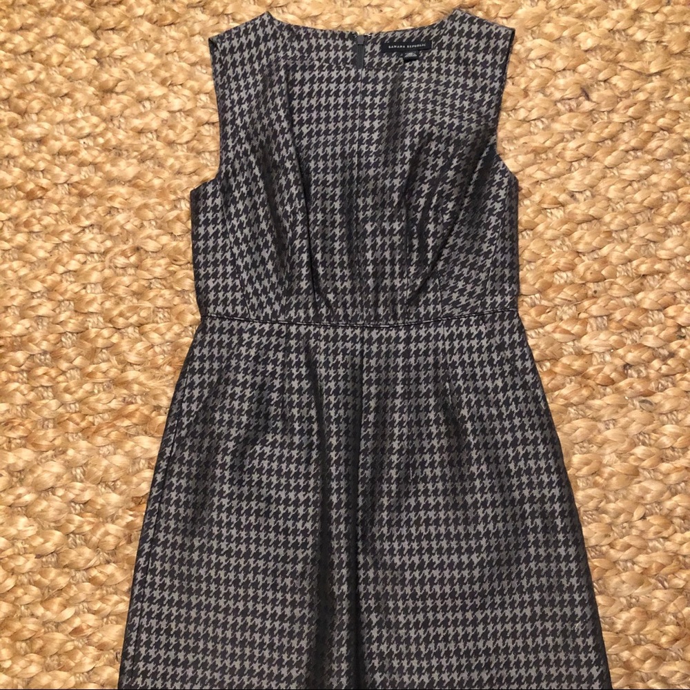 Banana Republic houndstooth sheath dress. Size 4P. NWT.